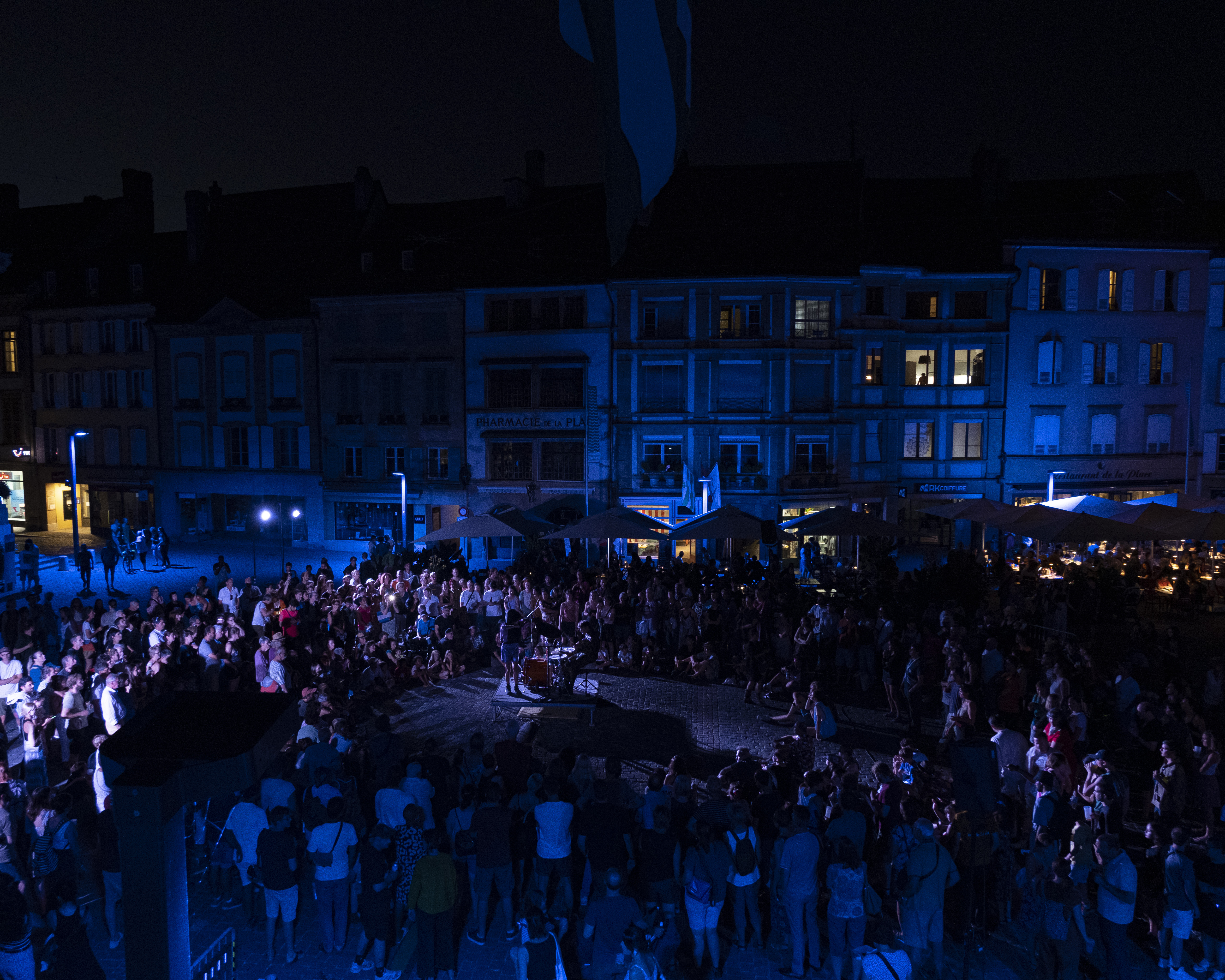 DOWN de mélissa guex et clément grin, performance sur la place pestalozzi