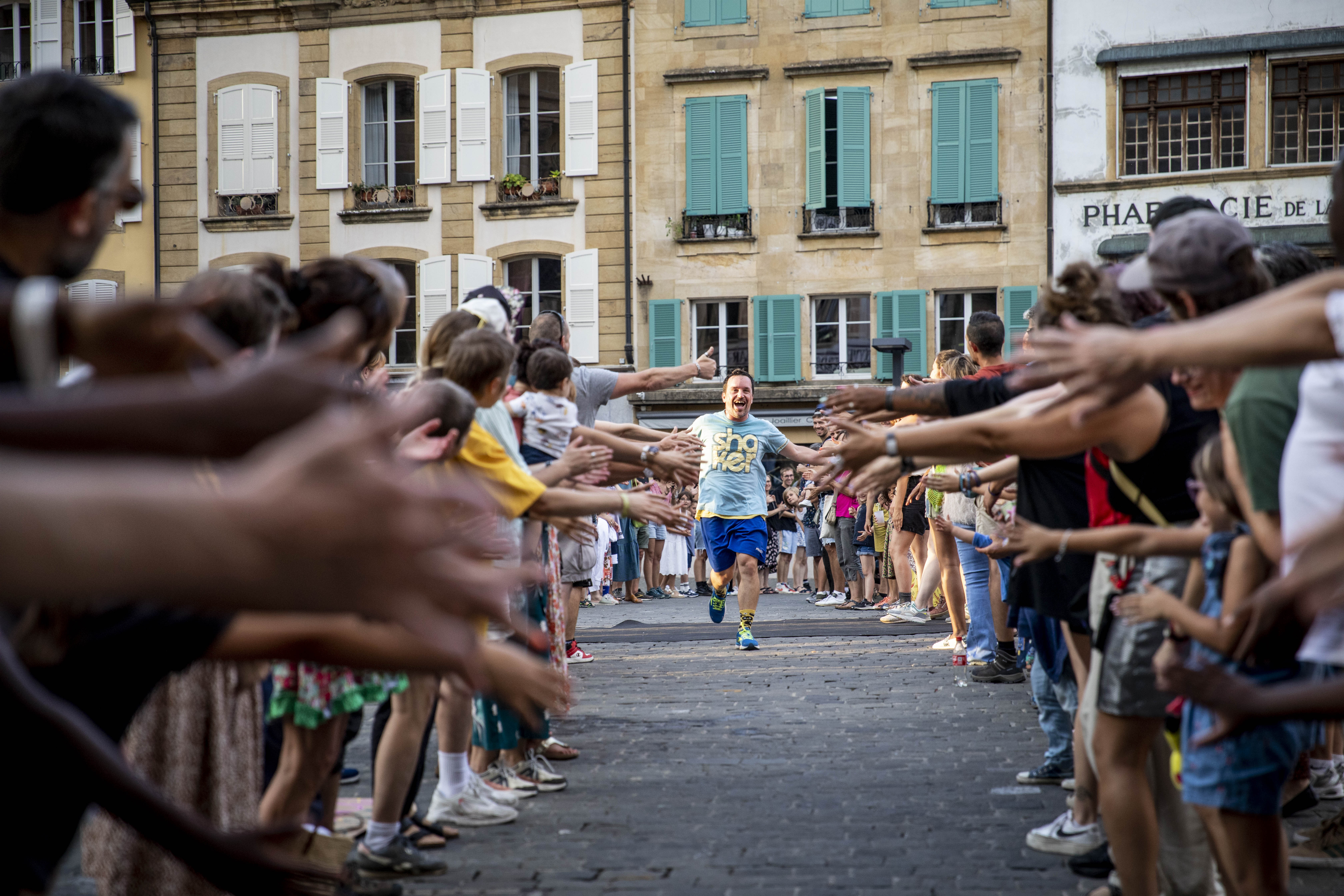 L'artiste Quim Bigas sur la Place Pestalozzi lors du Castrum 2023